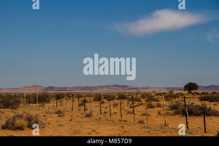 Paysage avec clôture et terres arides avec de grands espaces ouverts de droit au format paysage with copy space Banque D'Images