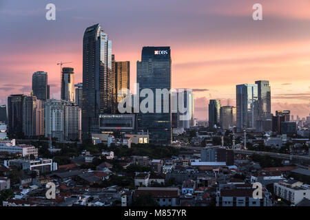 Jakarta, Indonésie - 8 Février 2018 : twilight magnifique sur le quartier des affaires skyline à Jakarta, Indonésie capitale. Banque D'Images