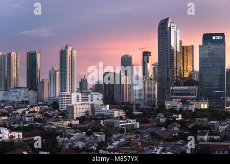 Jakarta, Indonésie - 8 Février 2018 : twilight magnifique sur le quartier des affaires skyline à Jakarta, Indonésie capitale. Banque D'Images