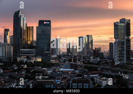 Jakarta, Indonésie - 8 Février 2018 : twilight magnifique sur le quartier des affaires skyline à Jakarta, Indonésie capitale. Banque D'Images