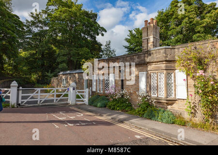 Le Vieux Chalet sans frais et Gate sur Quarryheads lane, à l'égard de Bailey et Prebends bridge, Durham, Royaume-Uni Banque D'Images