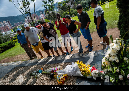 Visiteurs colombiens lire les cartes mémoire placé sur la tombe du seigneur de la drogue Pablo Escobar au cimetière de Montesacro, à Itagüí, Colombie. Banque D'Images