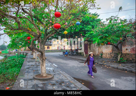 Ville de campagne du Vietnam, vue de lanternes colorées suspendues aux arbres au bord de la rivière Thu bon dans le quartier de la vieille ville de Hoi an, au centre du Vietnam. Banque D'Images