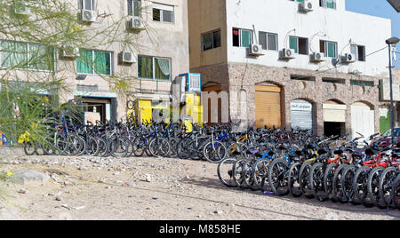 Aqaba, Jordanie, 7 mars 2018 : Centre pour la location de vélos sur la promenade de la plage publique, à proximité de Aqaba Fort Banque D'Images