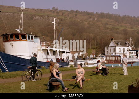 Les touristes et les habitants profitez d'une journée ensoleillée à l'entrée du port de suite et Clyde canal sur la rivière Clyde, Bowling, West Dunbartonshire, Glasgow Banque D'Images