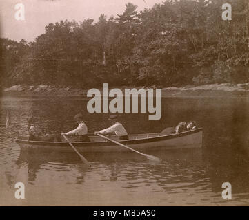 Photographie Ancienne vers 1905, dans une chaloupe sur la rivière. Sasanoa L'emplacement est dans ou près de Riggsville (maintenant) dans le Maine, Robinhood de Sagadahoc, USA. Banque D'Images