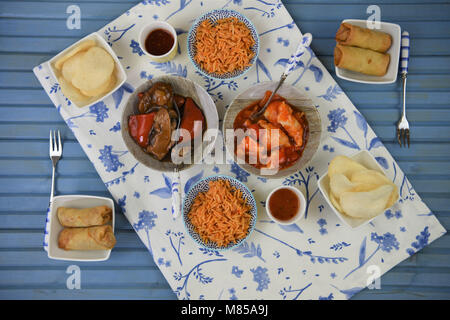 Plats à emporter chinois avec de la nourriture chaude dans les plats cuisinés et servis sur une table Banque D'Images