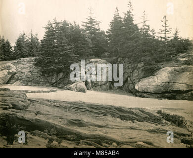 Photographie Ancienne vers 1905, Rocky outcroppiing à marée basse sur le Sasanoa River. L'emplacement est dans ou près de Riggsville (maintenant) dans le Maine, Robinhood de Sagadahoc, USA. Banque D'Images