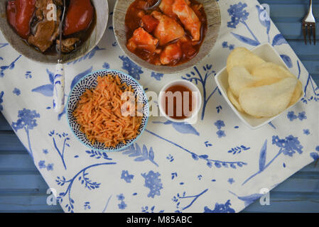 Plats à emporter chinois avec de la nourriture dans des plats préparés et servis sur une table Banque D'Images