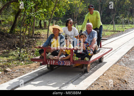 Battambang, Cambodge 14 janvier 2018 : les touristes sur le train de bambou à Battambang au Cambodge Banque D'Images