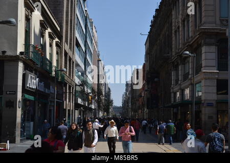 Une longue rue piétonne dans la ville de Mexico Banque D'Images