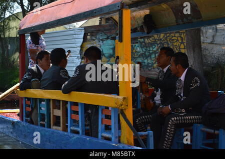 Un mariachi band sur un bateau à Xochimilco, Mexico City Banque D'Images