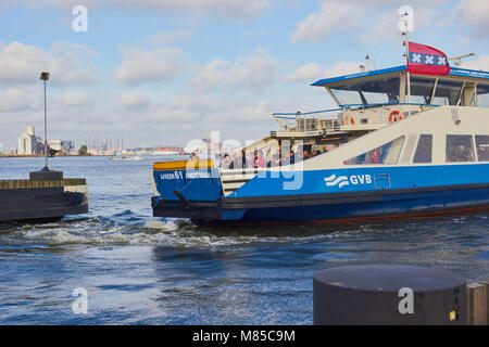 Transport de passagers battant pavillon Amsterdam traversant la rivière IJ, Amsterdam, Pays-Bas Banque D'Images