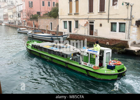 La collecte des déchets en bateau à Venise, Italie Banque D'Images