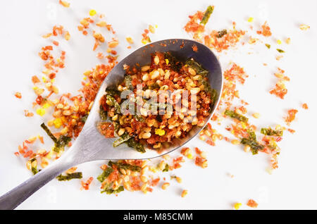 Spoong avec assaisonnements furikake : Sec condiment de la cuisine japonaise. Isolées. Banque D'Images