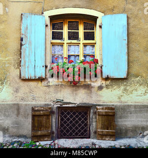 Volets peints et une fenêtre de dialogue Ajouter une touche de couleur à une maison médiévale à Eguisheim, Alsace, France. Banque D'Images