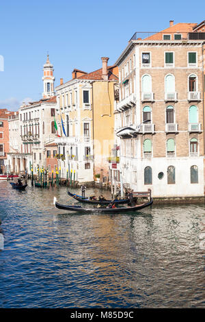 Trois gondoles avec des touristes sur le Grand Canal, Venise, Vénétie, Italie avec des réflexions et une mouette volant au-dessus dans une vue surélevée Banque D'Images