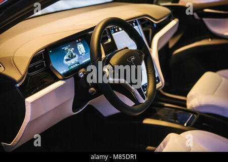 L'intérieur d'une voiture électrique Tesla model X avec gouvernail la marque Tesla. Banque D'Images