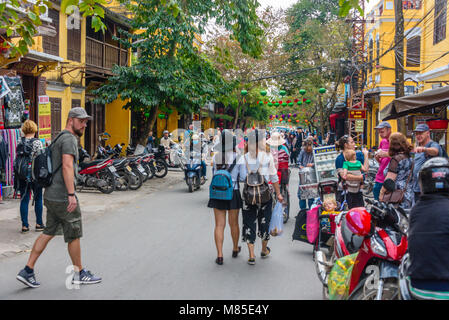 Les gens marcher dans une rue de Hoi An, Vietnam Banque D'Images