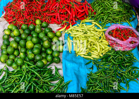 Les piments et les limes à la vente à un marché plein air, Hoi An, Vietnam Banque D'Images