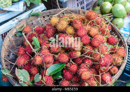 Litchis à la vente à un marché plein air, Hoi An, Vietnam Banque D'Images