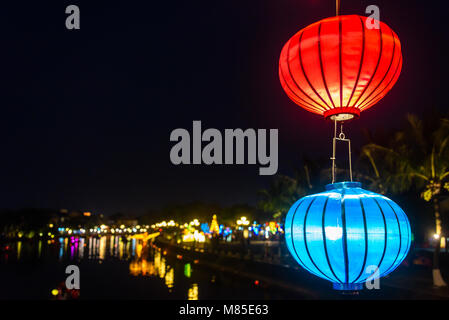 Une lanterne rouge et bleu abat-jour étendus dehors dans Hoi An, Vietnam Banque D'Images