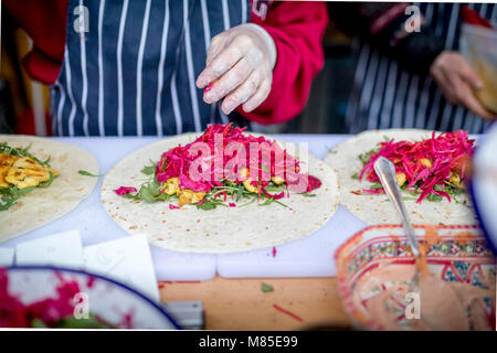 Frais et délicieux poulet shish kebab en préparation hygiénique dans un burritos ou wrap fajitas et couverts avec de la salade de laitue rouge râpé, y compris Banque D'Images