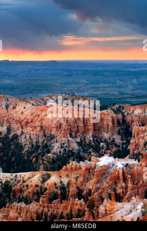 Inspiration Point offre une vue imprenable, vue à vol d'oiseau de la des milliers de cheminées dans le Parc National de Bryce Canyon est à l'amphithéâtre. Banque D'Images