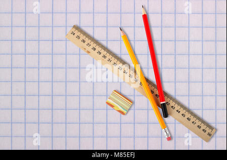 Papeterie - l'école en bois, règle et gomme deux mine graphite sur un fond de papier de l'école Banque D'Images