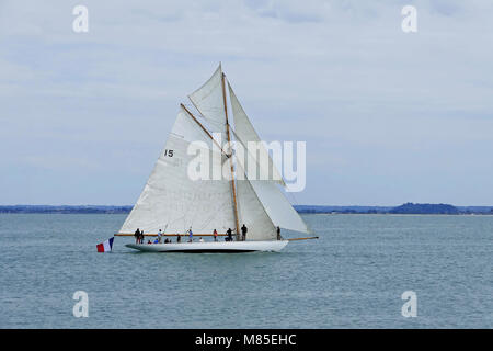 Nan de Fife : classic bateau à voile avec un cutter aurique forage ; conçu et construit par William Fife dans 18 (Cancale, France). Banque D'Images