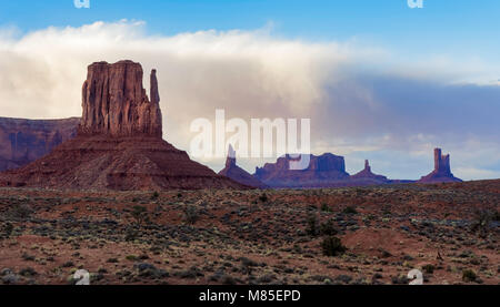 Buttes de grès, Monument Valley Tribal Park, Arizona Banque D'Images