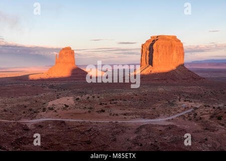 Loop Road par Monument Valley voyages passé, East Mitten et Elephant Butte, Monument Valley Tribal Park, Arizona Banque D'Images