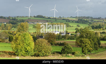 Campagne automne paysage, éoliennes, au nord Mayenne (Pays de la Loire, France). Banque D'Images