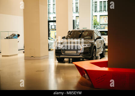 Forum - un groupe Volkswagen auto show à Berlin. Présentation de la nouvelle voiture dans le showroom Banque D'Images