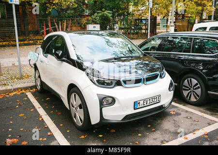 Voitures électriques sont facturés à un endroit spécial pour charger les véhicules électriques. Un hôtel moderne et respectueux de l'environnement mode de transport qui est devenu l'widespr Banque D'Images