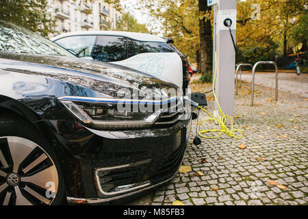 Voitures électriques sont facturés à un endroit spécial pour charger les véhicules électriques. Un hôtel moderne et respectueux de l'environnement mode de transport qui est devenu l'widespr Banque D'Images