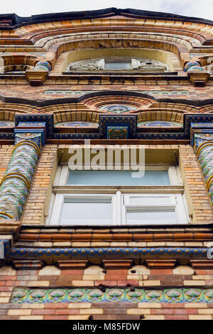 Vue du bas de la fenêtre, l'ancien bâtiment historique. L'avant de la structure, avec l'édifice de l'architecture classique de style mosaïque. La verticale Banque D'Images