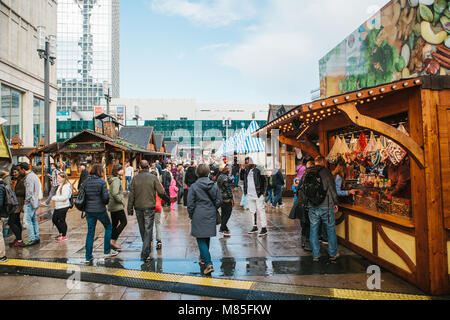 La célébration de l'Oktoberfest. Les gens marchent dans la rue market sur la célèbre place Alexanderplatz. De nombreux stands de souvenirs et de nourriture à proximité. Banque D'Images