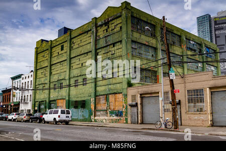 Green a désutilisé l'entrepôt industriel à long Island City, Queens, New York Banque D'Images