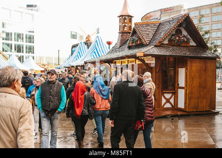 La célébration de l'Oktoberfest. Les gens marchent dans la rue market sur la célèbre place Alexanderplatz. De nombreux stands de souvenirs et de nourriture à proximité. Banque D'Images