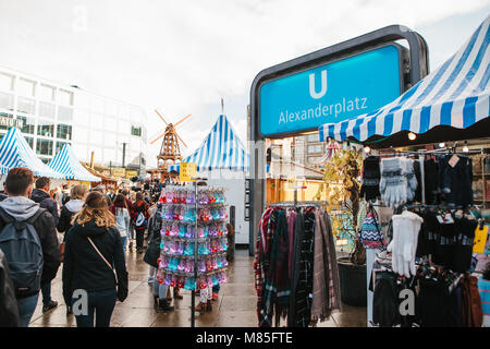 La célébration de l'Oktoberfest. Les gens marchent dans la rue market sur la célèbre place Alexanderplatz. De nombreux stands de souvenirs et de nourriture à proximité. Banque D'Images