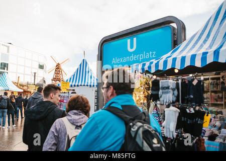 La célébration de l'Oktoberfest. Les gens marchent dans la rue market sur la célèbre place Alexanderplatz. De nombreux stands de souvenirs et de nourriture à proximité. Banque D'Images