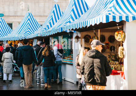 La célébration de l'Oktoberfest. Les gens marchent dans la rue market sur la célèbre place Alexanderplatz. De nombreux stands de souvenirs et de nourriture à proximité. Banque D'Images