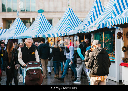 La célébration de l'Oktoberfest. Les gens marchent dans la rue market sur la célèbre place Alexanderplatz. De nombreux stands de souvenirs et de nourriture à proximité. Banque D'Images