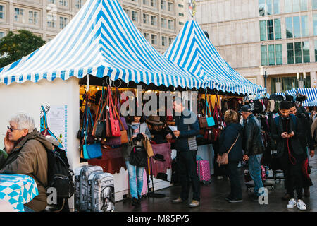 La célébration de l'Oktoberfest. Les gens marchent dans la rue market sur la célèbre place Alexanderplatz. De nombreux stands de souvenirs et de nourriture à proximité. Banque D'Images