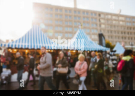 Les gens à pied sur le trouble de la rue du marché sur la célèbre place Alexanderplatz à Berlin. De nombreux stands de souvenirs et de nourriture à proximité. Banque D'Images