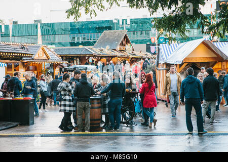 La célébration de l'Oktoberfest. Les gens marchent dans la rue market sur la célèbre place Alexanderplatz. De nombreux stands de souvenirs et de nourriture à proximité. Les gens Banque D'Images