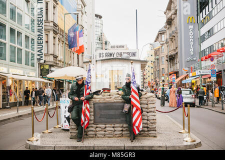 Checkpoint Charlie - poste de contrôle sur la Friedrichstrasse à Berlin Banque D'Images