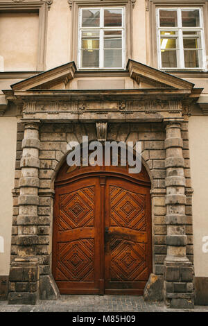 Magnifique porte antique à côté de l'horloge astronomique sur la place principale de Prague en République tchèque. Photo verticale. Banque D'Images