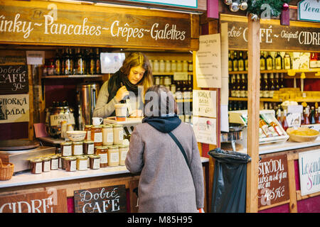 Prague, le 15 décembre 2016 : le vendeur offre à l'acheteur une large sélection de miel et divers vins. Marché de Noël. Les achats de Noël. La célébration Banque D'Images